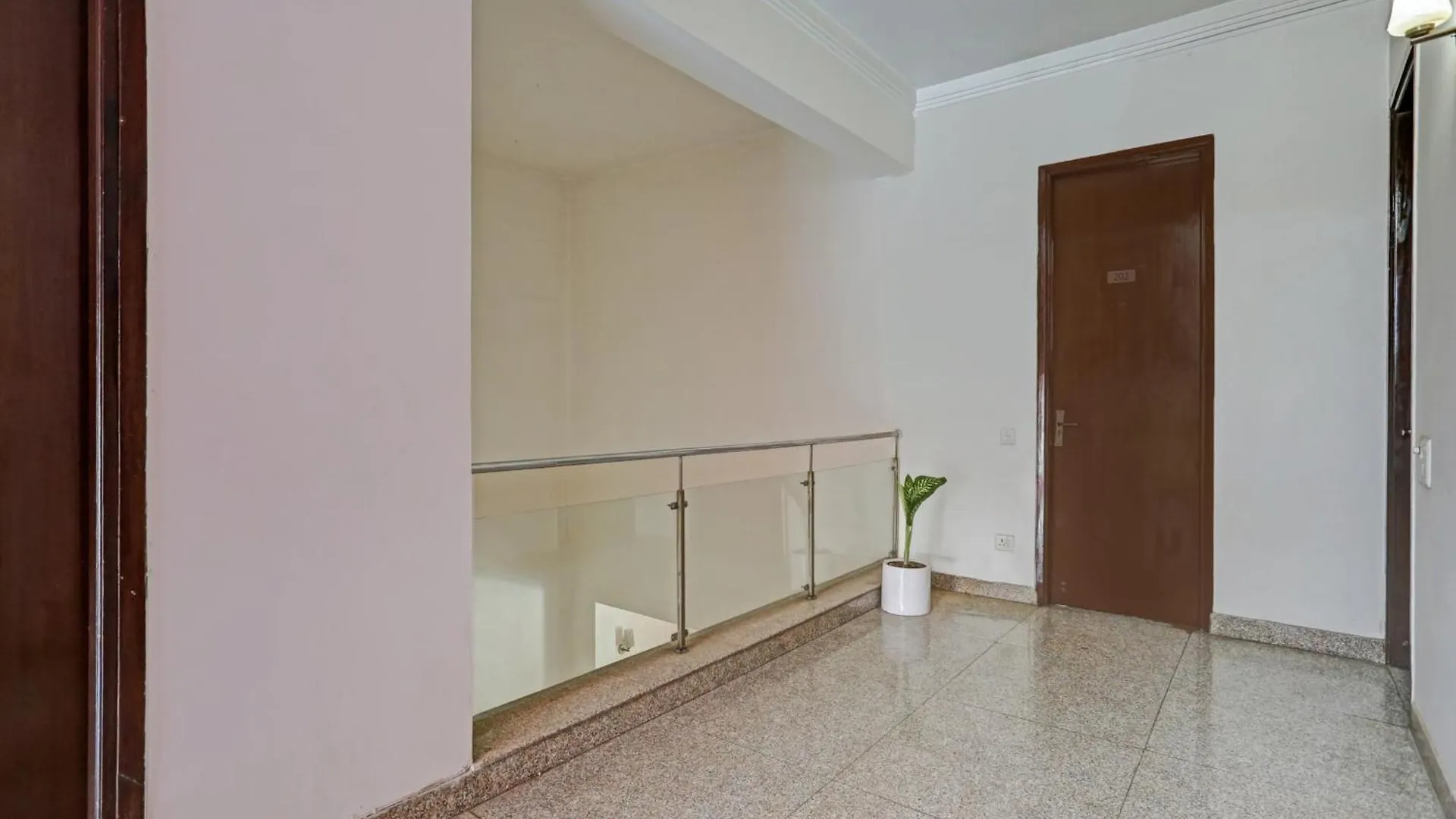 Hotel O White Lily Residency Gurgaon Indien